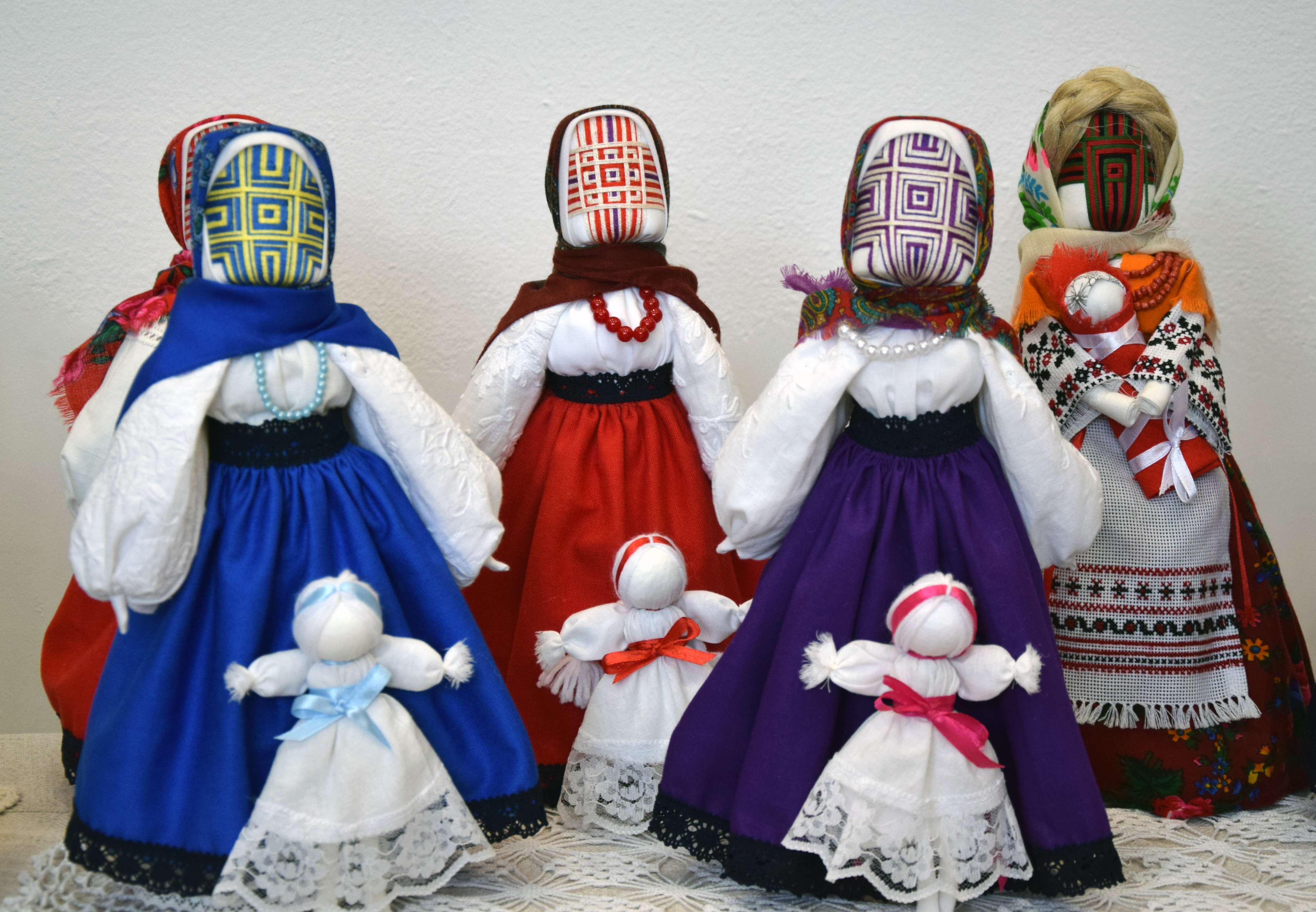 Ляльки у вбранні різних етнокультурних регіонів України — рукотвори